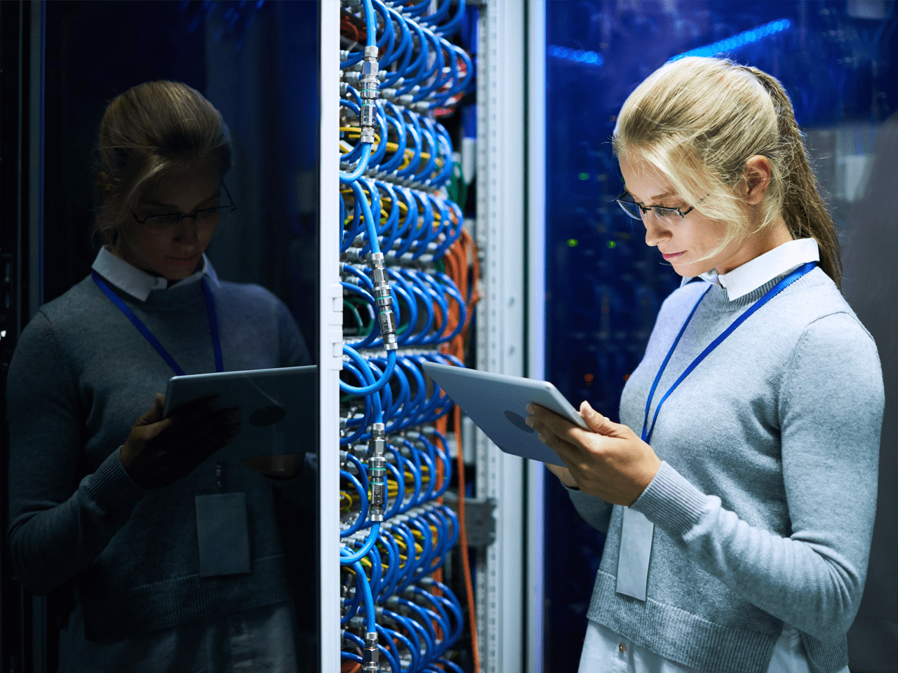 Dipendente che controlla le informazioni nel data center su un tablet